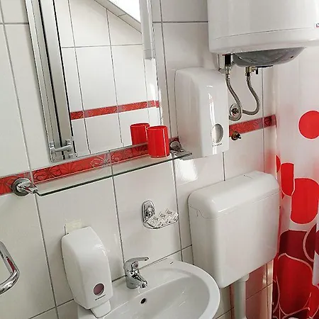Tara Apartman *